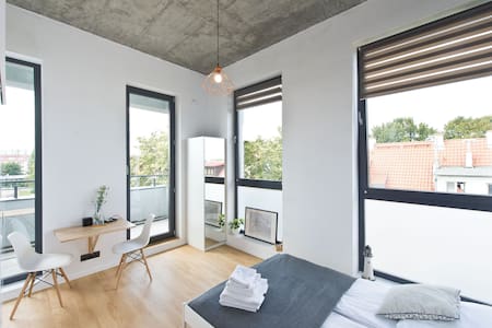 Cosy Space Apartments - 2-prv bathroom and balcony