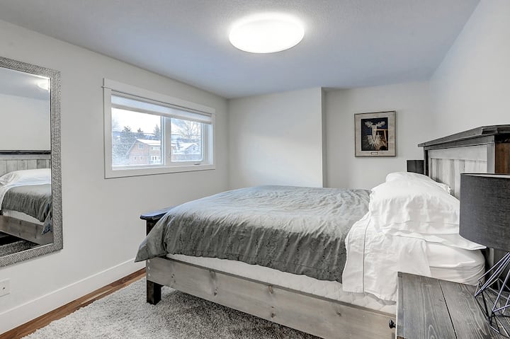 Chambre principale avec lit King Size. Réveillez-vous avec la vue sur les montagnes Lady MacDonald et Grotto.