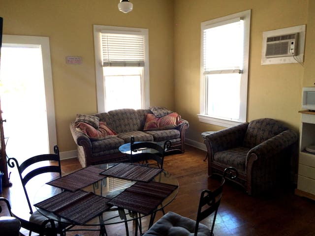 Duval Balcony - Suite Mischief