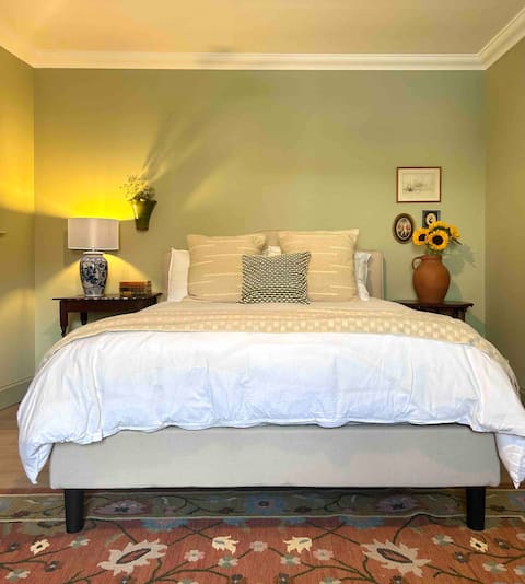 Bright and homey flat in central Kinross