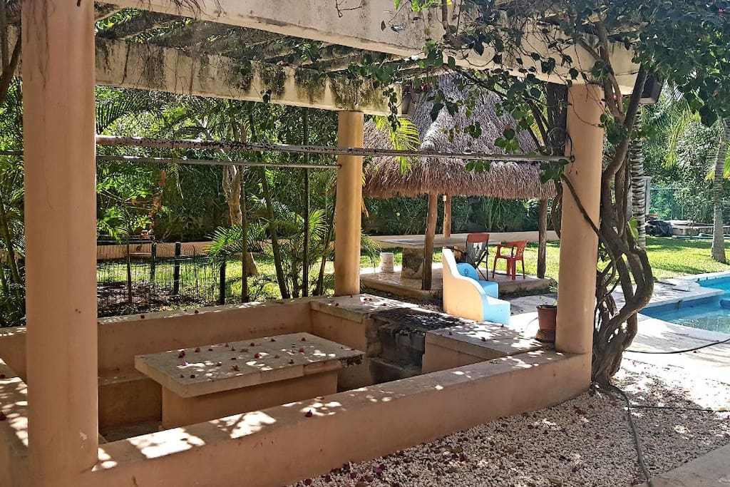 Palapa habilitada con asador, mesa y lugar para sentarse. Ideal para disfrutar un desayuno en compañía de tus seres queridos.