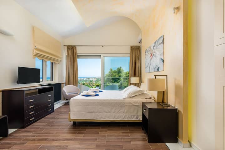 Κύριο υπνοδωμάτιο με ιδιωτικό μπάνιο στον πρώτο όροφο!