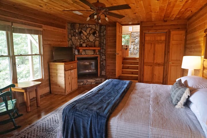 在热水浴缸外，您可以找到楼下的加大双人床卧室，配有自己的燃气壁炉和另一台智能电视，让您放松身心，欣赏您最喜爱的电影！