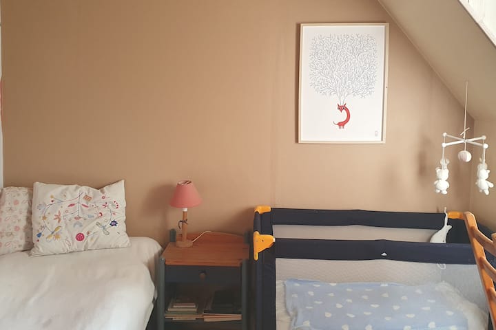 儿童房和办公室不时起-带婴儿床的版本 