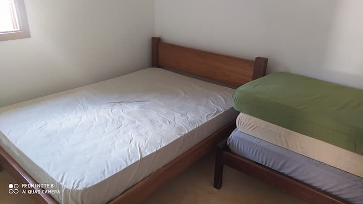 Habitación en planta baja, 3 camas y colchones adicionales.