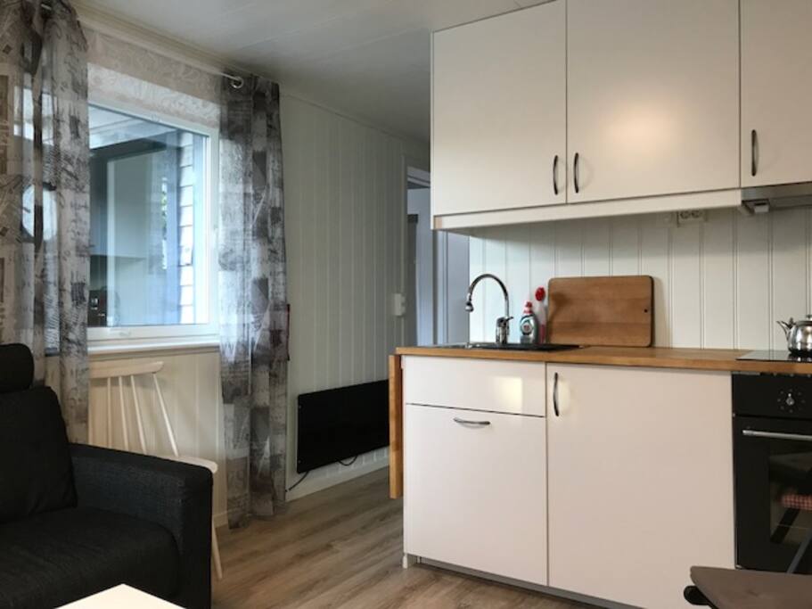 Kjøkkenkrok. Benkeplaten kan forlenges.