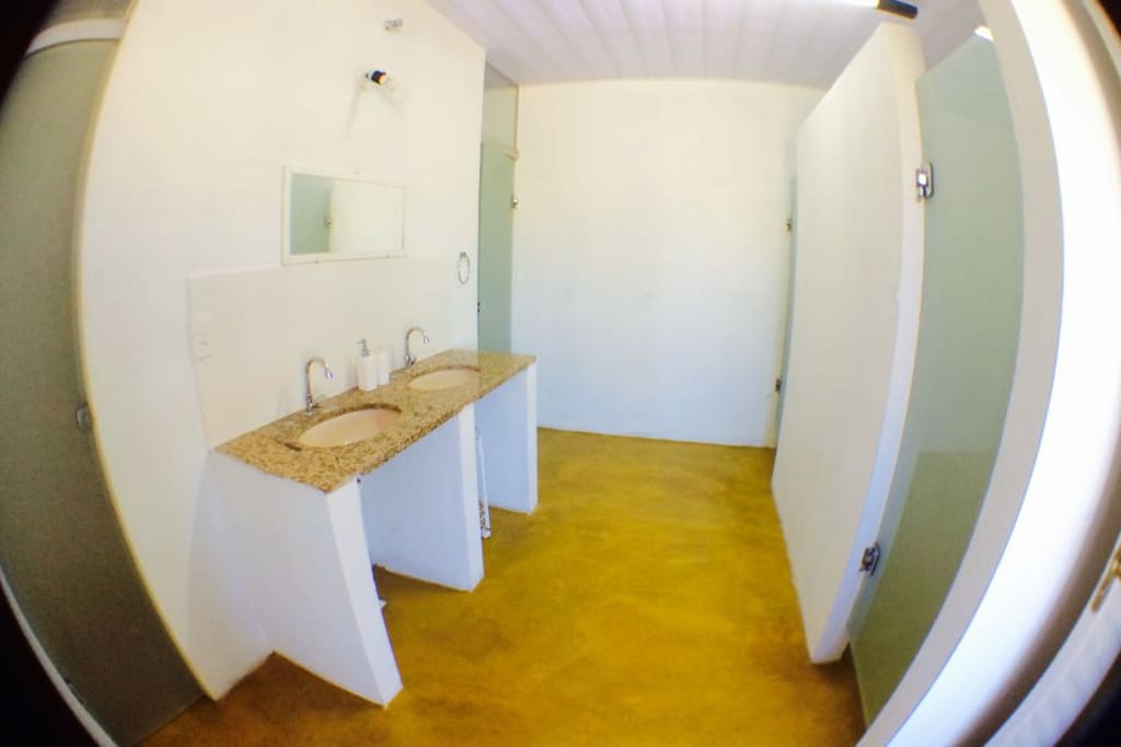 Banheiro 2 chuveiros e 2 sanitários