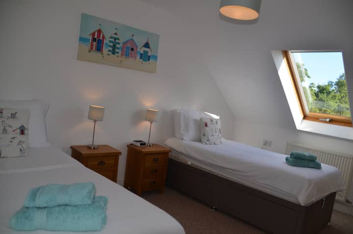 The 'beachhut' twin room upstairs is perfect for little'uns ... or middle'uns ... or big'uns infact!