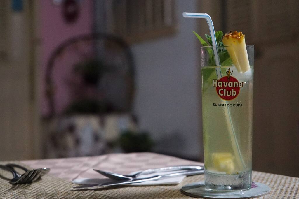 Disfrute del coctel de la casa!