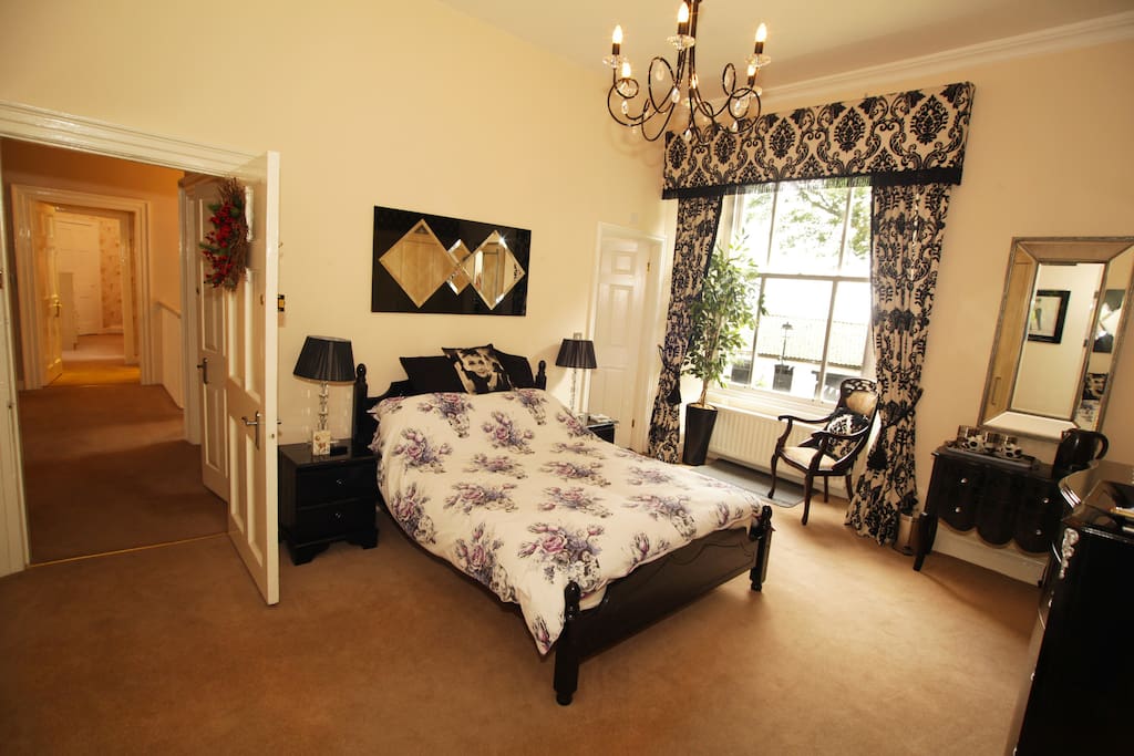 Luxurious double bedroom with en-suite bathroom