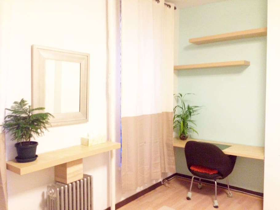 Makeup station and work space w good light!
