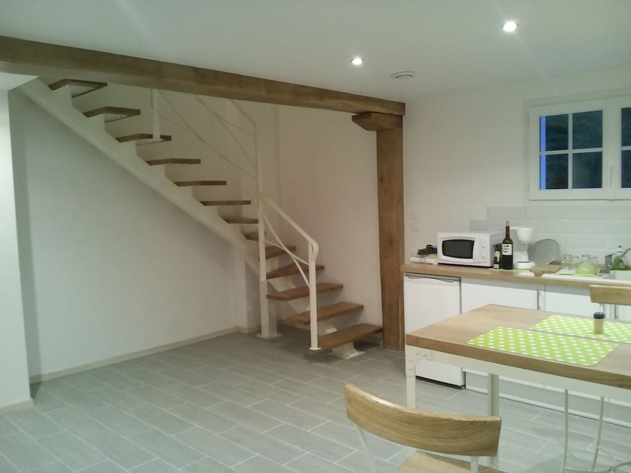 cuisine ouverte sur le salon, escalier en fer forgé