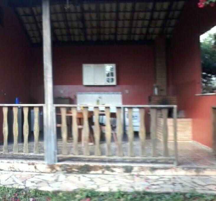 Detalhe da cozinha com fogão a lenha