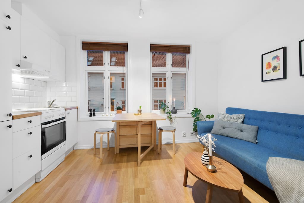 Livingroom/kitchen - not the same furniture in the apartment as the pictures. NB!