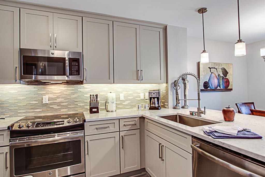 Fully equipped kitchen! Newly renovated, stainless appliances!