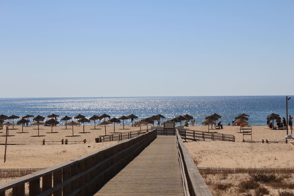 5 minutes walk from Praia da Lota beach. Easy access by walk or by car to many kms of beach with warm water. Perfect for water sports. | 5 minutos a pé da Praia da Lota. Acesso fácil a pé ou de automóvel a muitos km de praias com agua morna. Perfeita para desportos aquáticos.