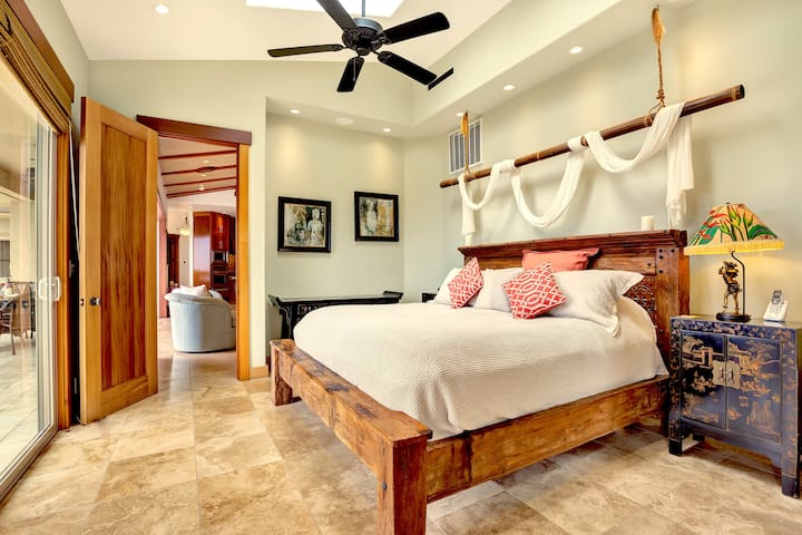 アロハスイート、ベッドルーム1。両方のテーブルにテレビ、サイドテーブル、充電プラグがあります。 