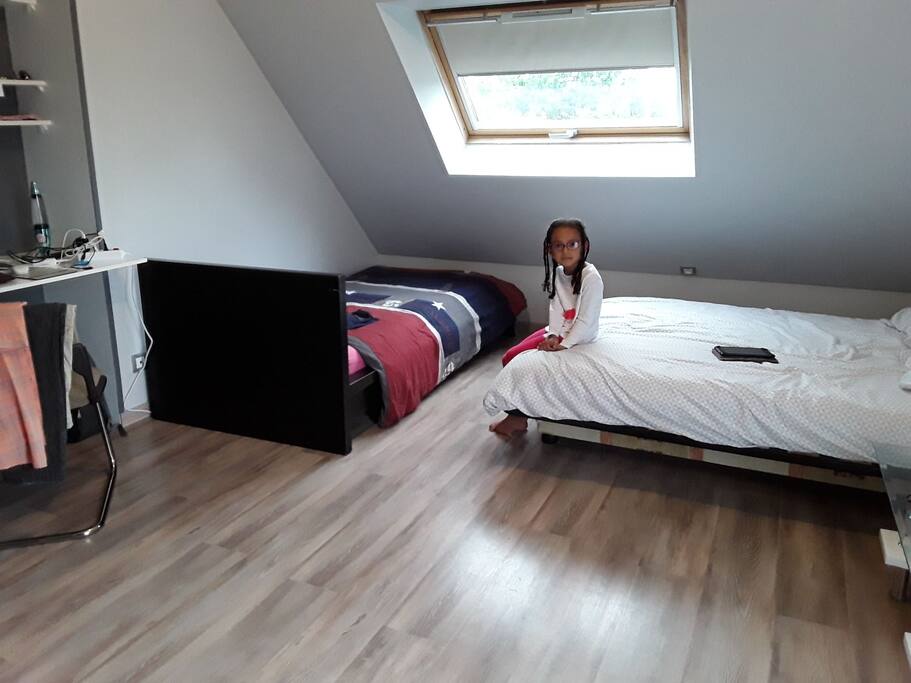 nouveauté pour le mois d'août le lit pliant est remplacé par un lit permanent assurant un bon couchage pour un adulte