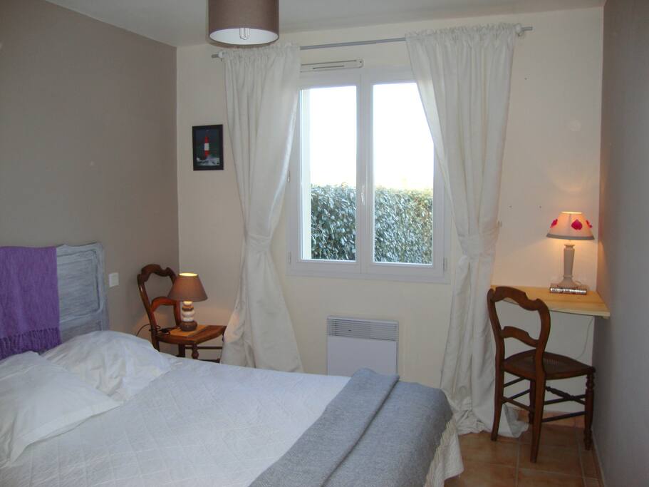 chambre
Penderie et étagères.