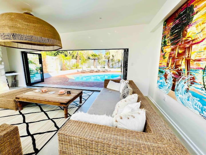 The Only One @ Briza Road /Pool/ Hot Tub/back Up - Cape Town