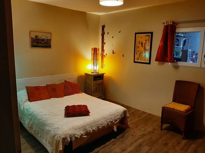 Spálňa 2, samostatná, manželská posteľ, úložný priestor, šatník , 1 stolička