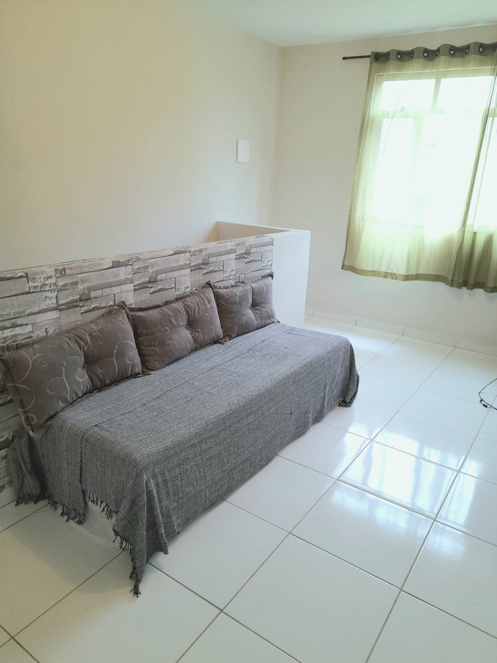 მისაღები ოთახი გასაშლელი დივნით, ზედა სართული.