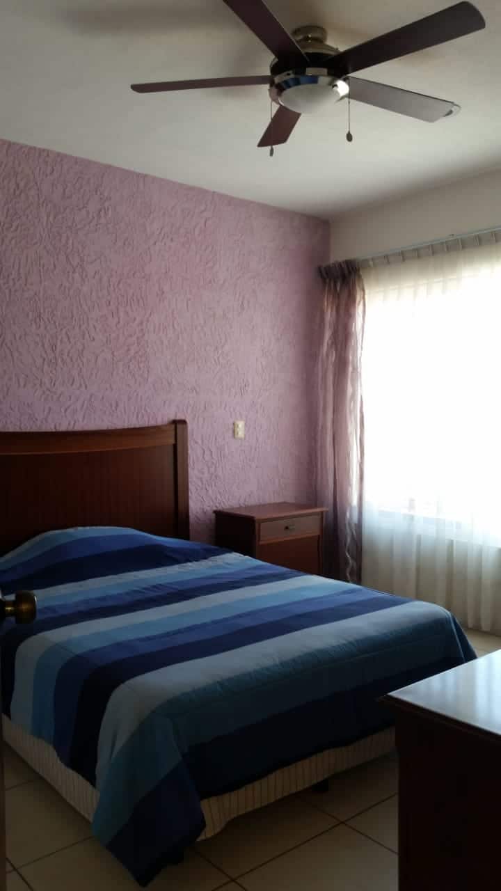 Recamara 2 cuenta con una cama Queen, closet, buro y comparte baño con recamara 3