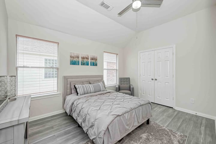 4. spavaća soba s vrlo udobnim bračnim krevetom.