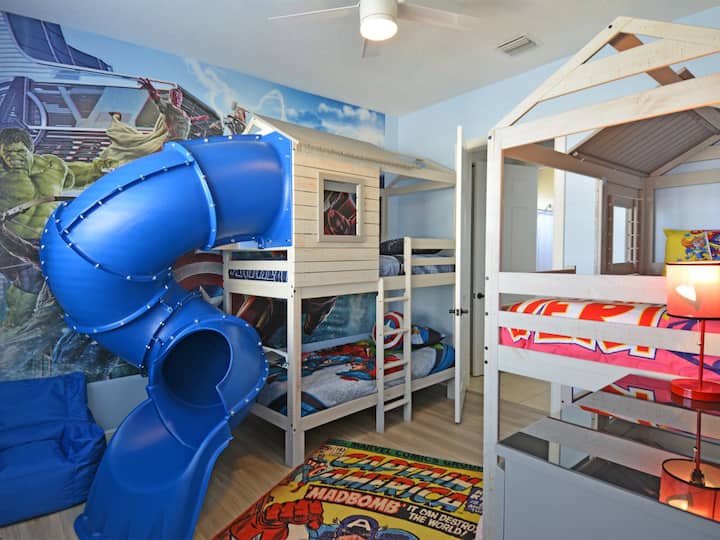 L'incredibile stanza Marvel può ospitare e dispone di uno scivolo a tubo.