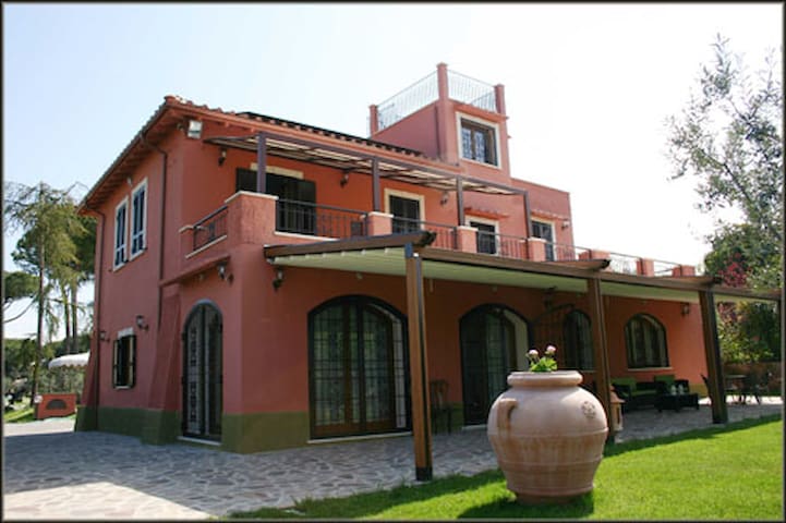 Casale con parco e piscina salata.