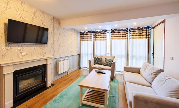 ห้องนั่งเล่นทั่วไปห้องครัว/ห้องรับประทานอาหารและห้องนั่งเล่นแบบเปิดโล่งกว้างขวางและสว่างสดใส
ครัวทาสีใหม่อุปกรณ์ครบครันรวมถึงเครื่องล้างจานพร้อมพื้นไม้ใหม่ ระเบียงที่มองเห็นวิวภูเขาโดยตรงเตียงโซฟาขนาดใหญ่ 
ม. พร้อมเตาผิง