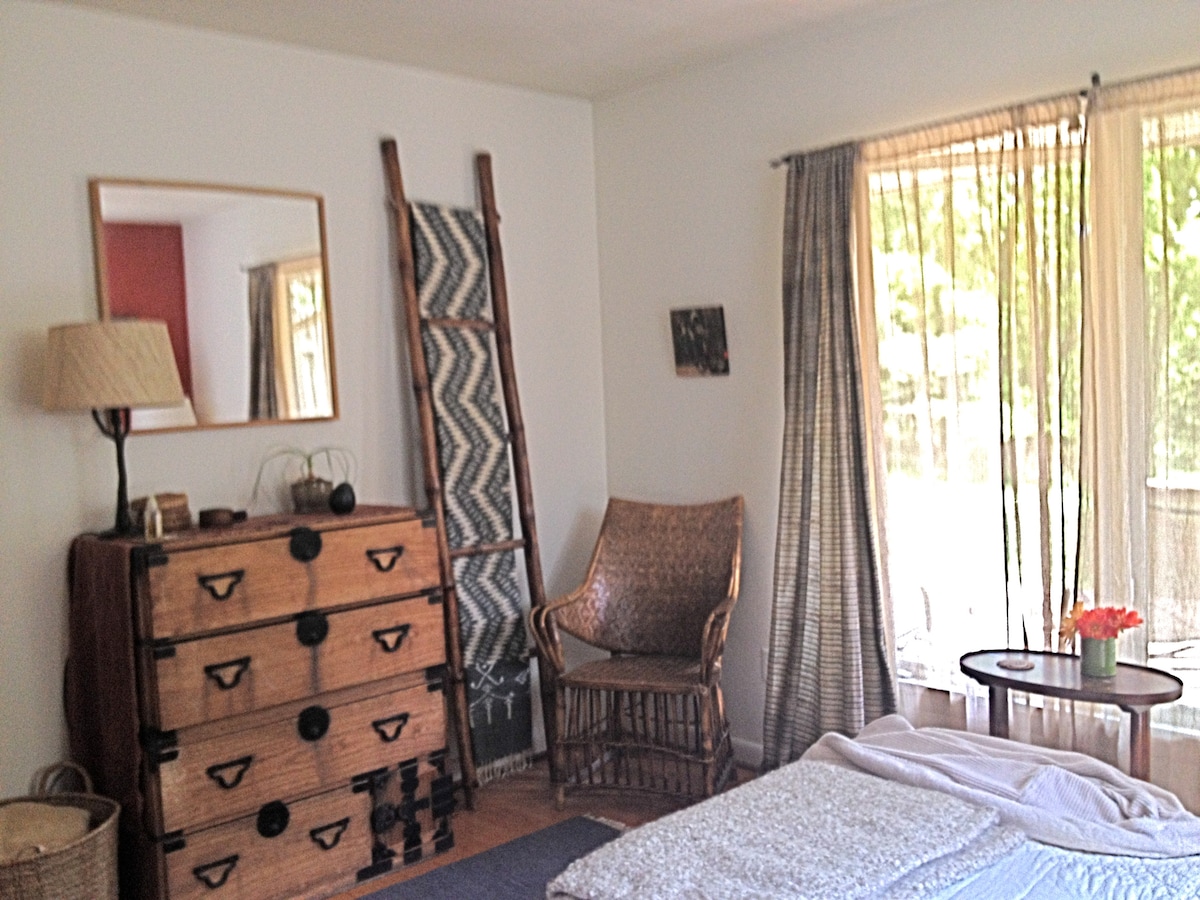 Dormitorio principal con vista a la terraza y al estanque