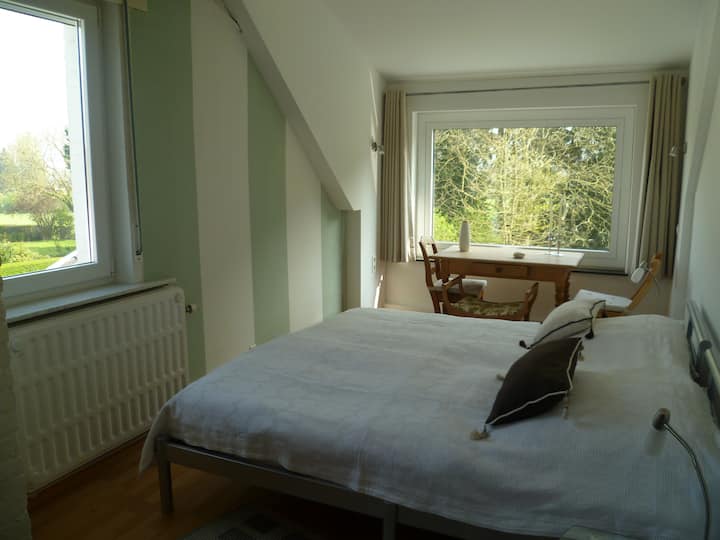 Ნათელი საძინებელი სამი ფანჯრით