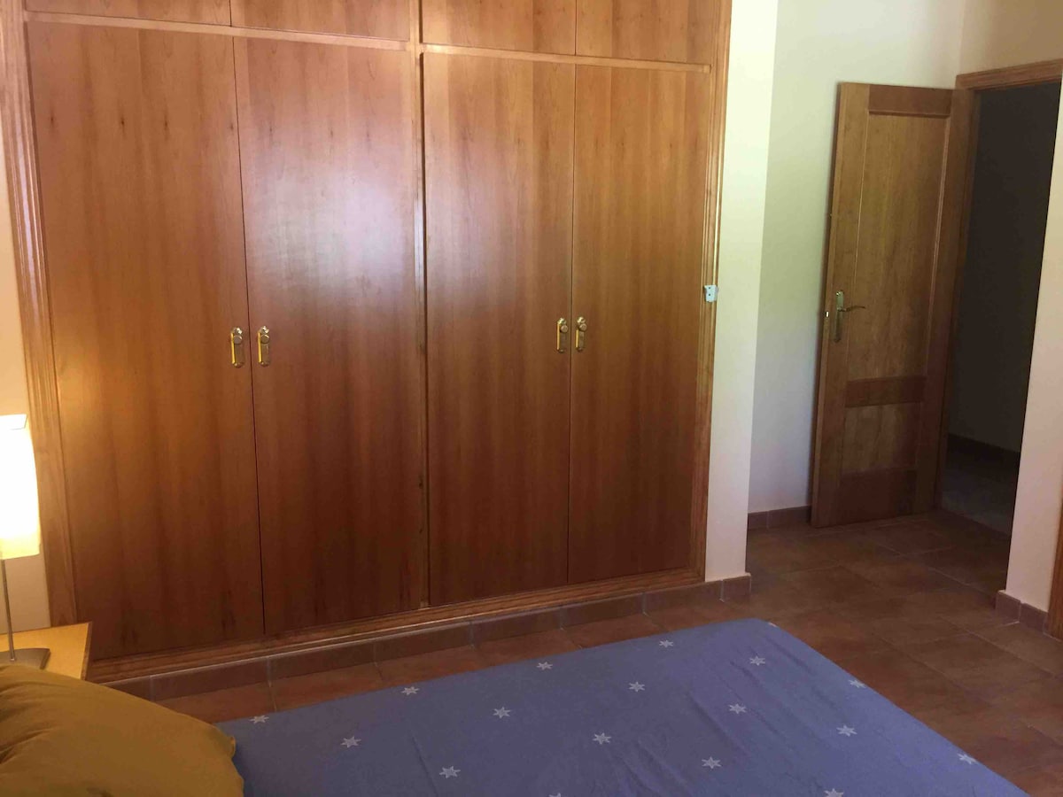 带套内卫生间的主卧。