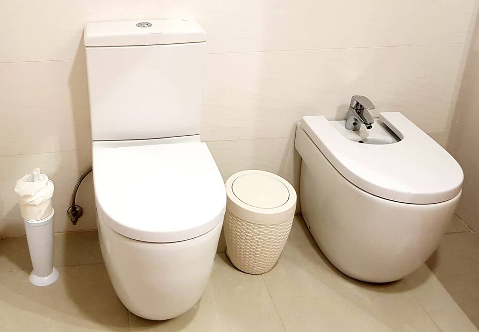 Baño principal completo.