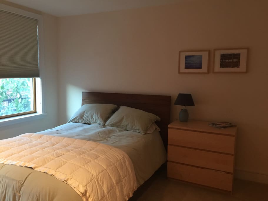 Queen size bed, good natural light, and the softest, best sheets!