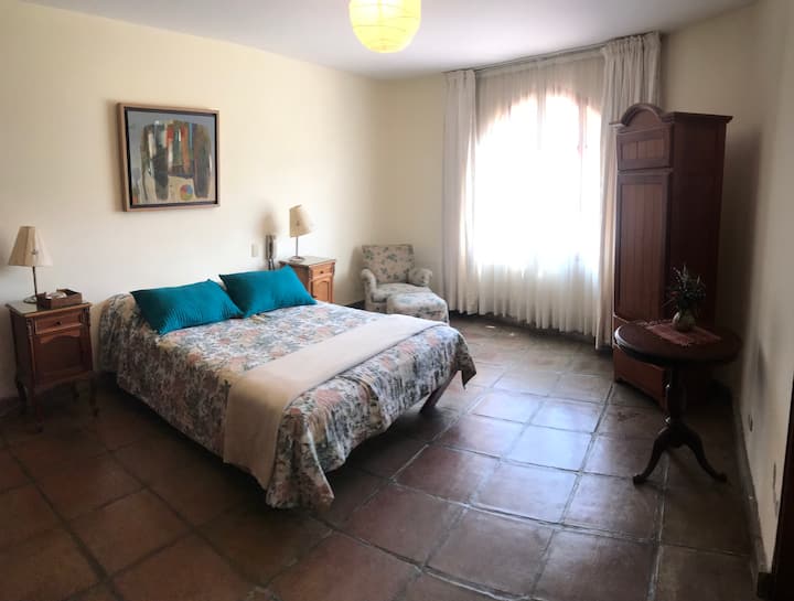 Nyumba kuu - Chumba cha kulala cha Mwalimu - Kitanda cha watu wawili
Nyumba Kuu - Chumba cha kulala cha Mwalimu na Kitanda cha Watu Wawili 