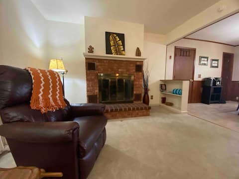 Top Airbnb: Heber Hideout~5 minute walk to Lake access~ in Heber Springs