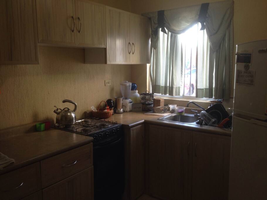 Cocina compartida con lo necesario para hacer tus alimentos.