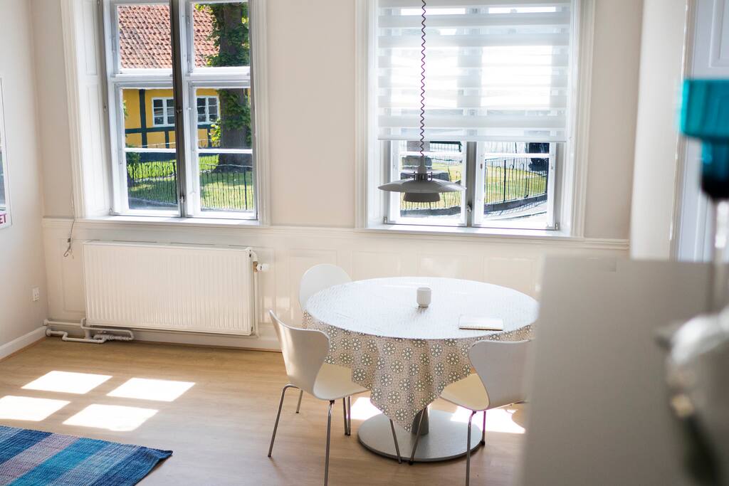 Lys opholdsstue med spisepladser