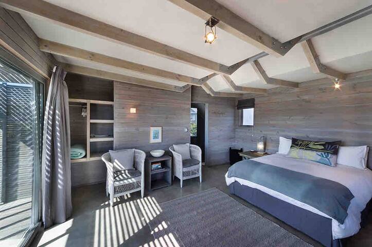 Amazing home on the beach in Klein Slangkop gallery image 5