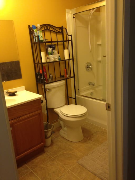 Upstairs shared guest full bathroom
