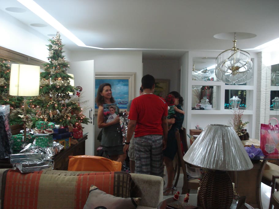 Ampla sala, aproximadamente
50m², incluindo home.