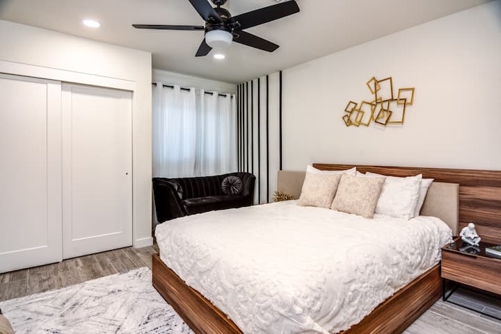 Bedroom with single queen bed