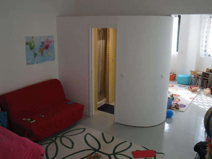 Общ изглед към детските стаи + детски бани