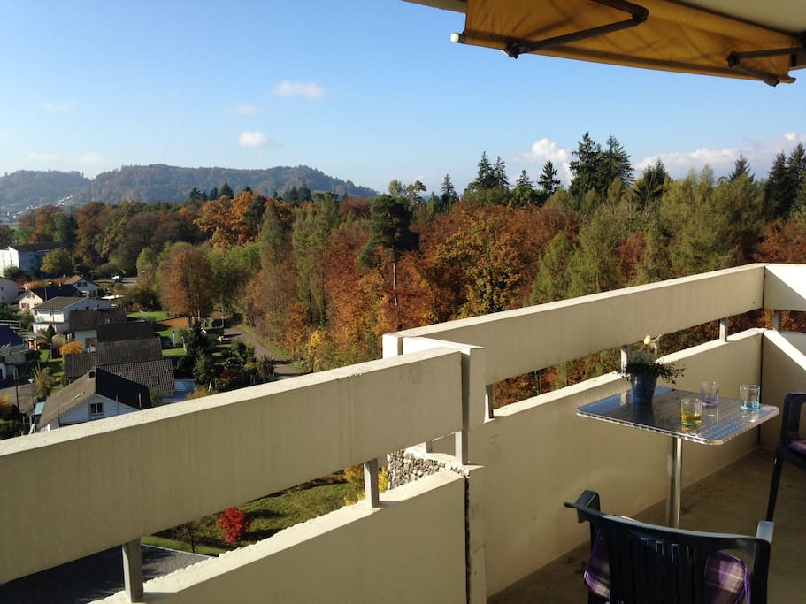 Sonniger Südbalkon, Weitsicht im 10. Stock