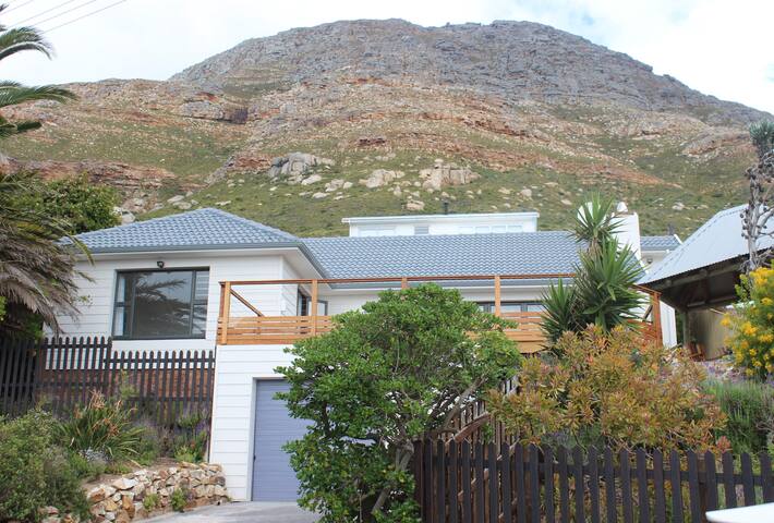 Perfect holiday location with stunning sea views gallery image 2