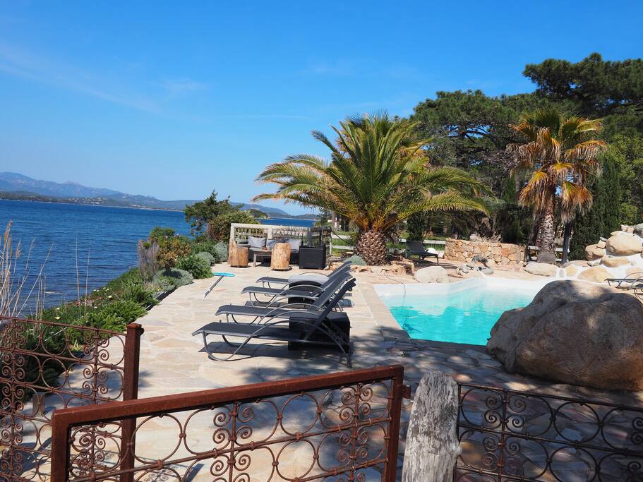 piscine chauffée devant la mer