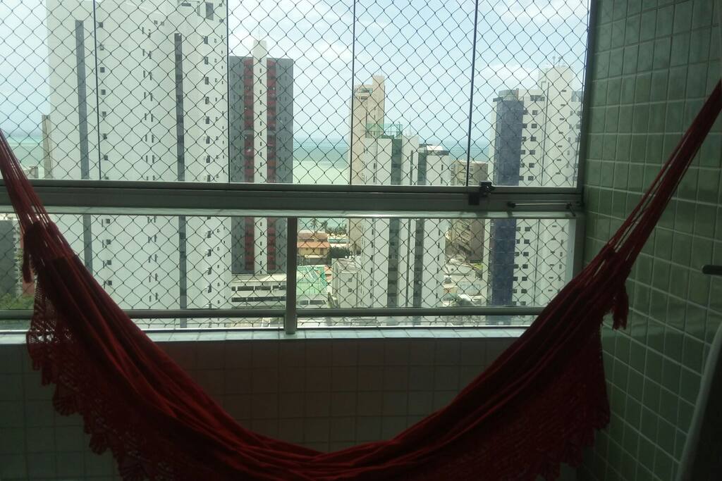 varanda fechada com vidros e vista para o mar
