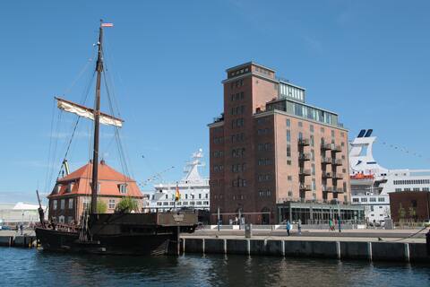 Ocean view, balcony, private sauna in the historic. Speicher